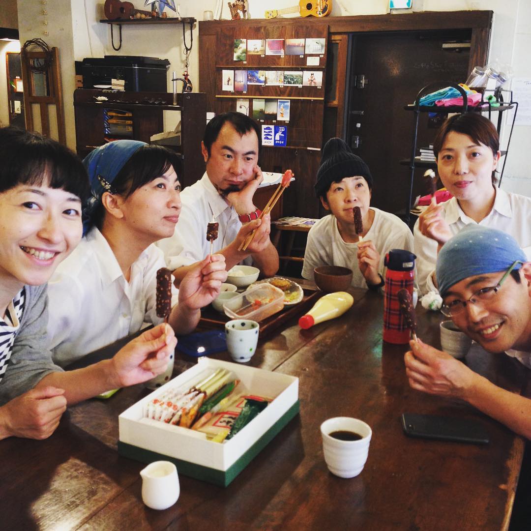 夜スタッフ・ふゆちゃんが差し入れアイスクリームを持って早めにご出勤(^_^)。まかないおやつとしてみんなで！フォトジェニックですねふゆちゃん。(うめ)